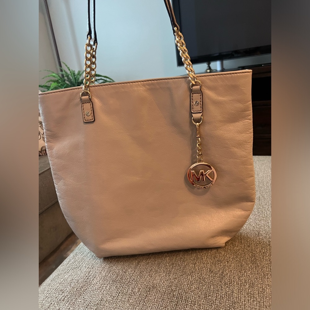 Michael Kors Leather Bag w/ gold accents - Picture 2 of 16